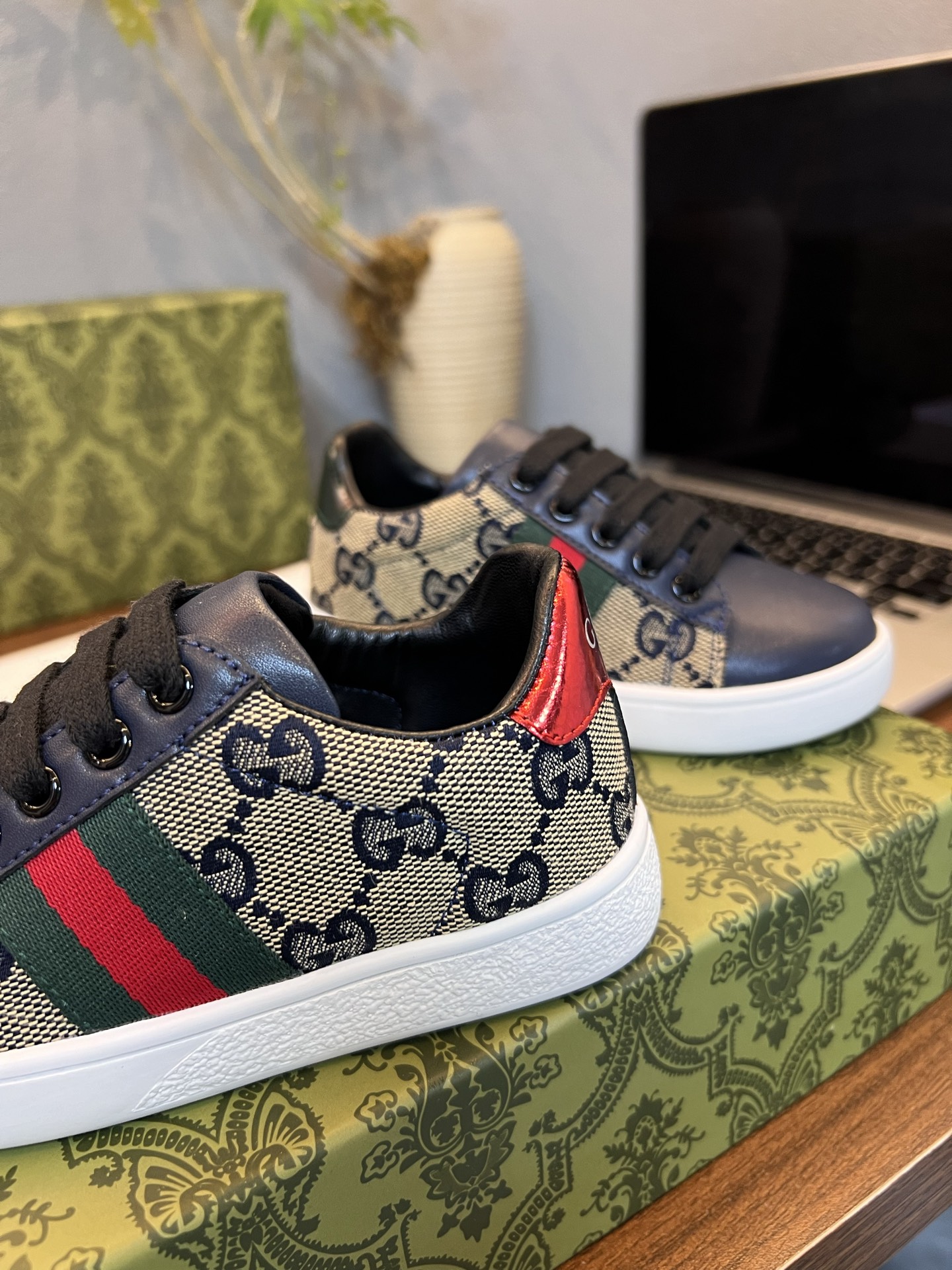 Children's shoes child
